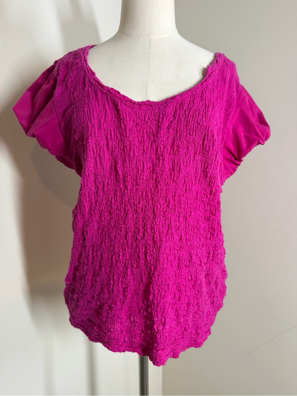 DKNY Women’s Textured Magenta -SZ M- Y2K Popcorn Short Sleeve Top